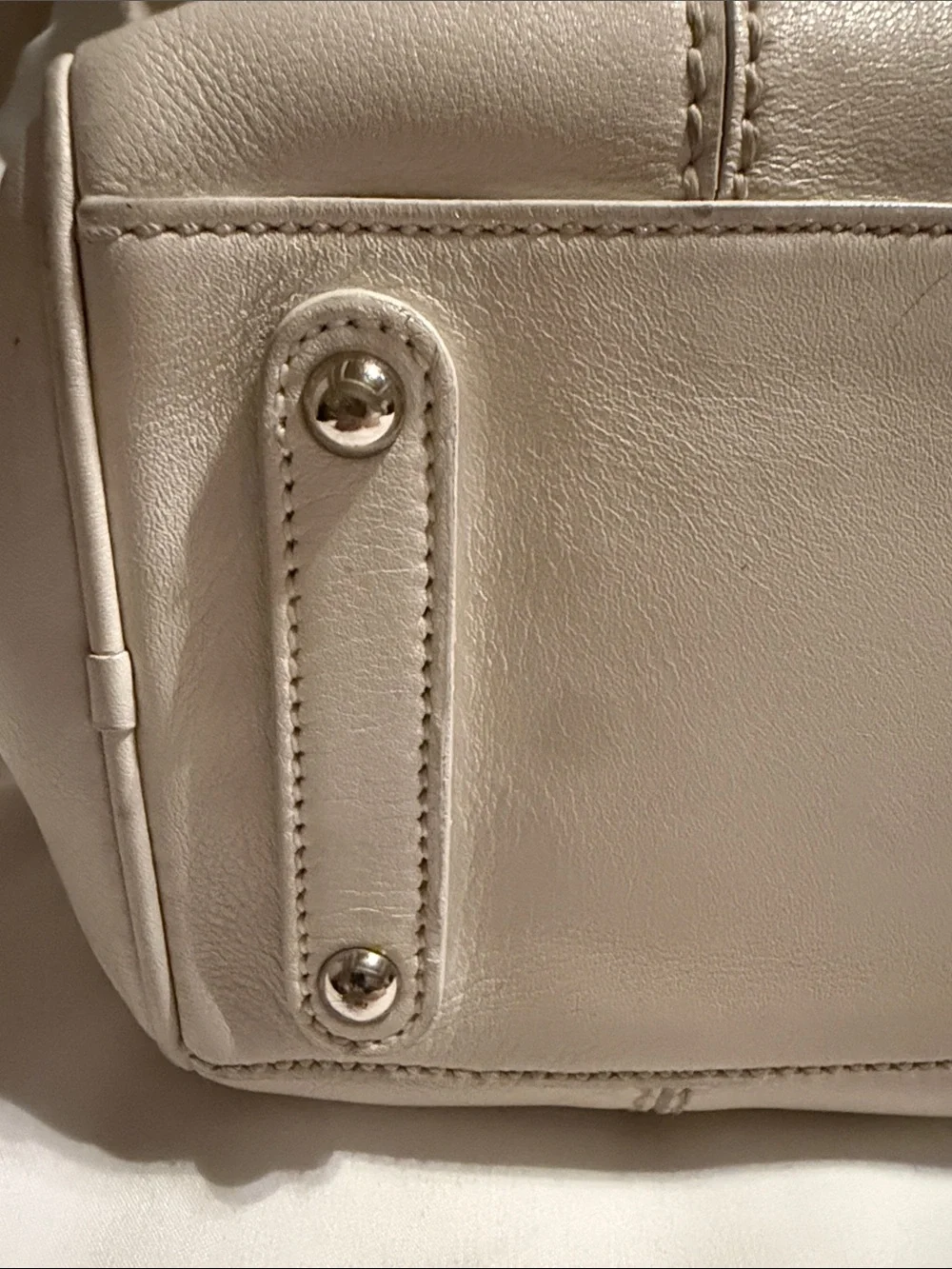 Authentic Salvatore Ferragamo Vintage White Leather Satchel Bag AU-21/5309